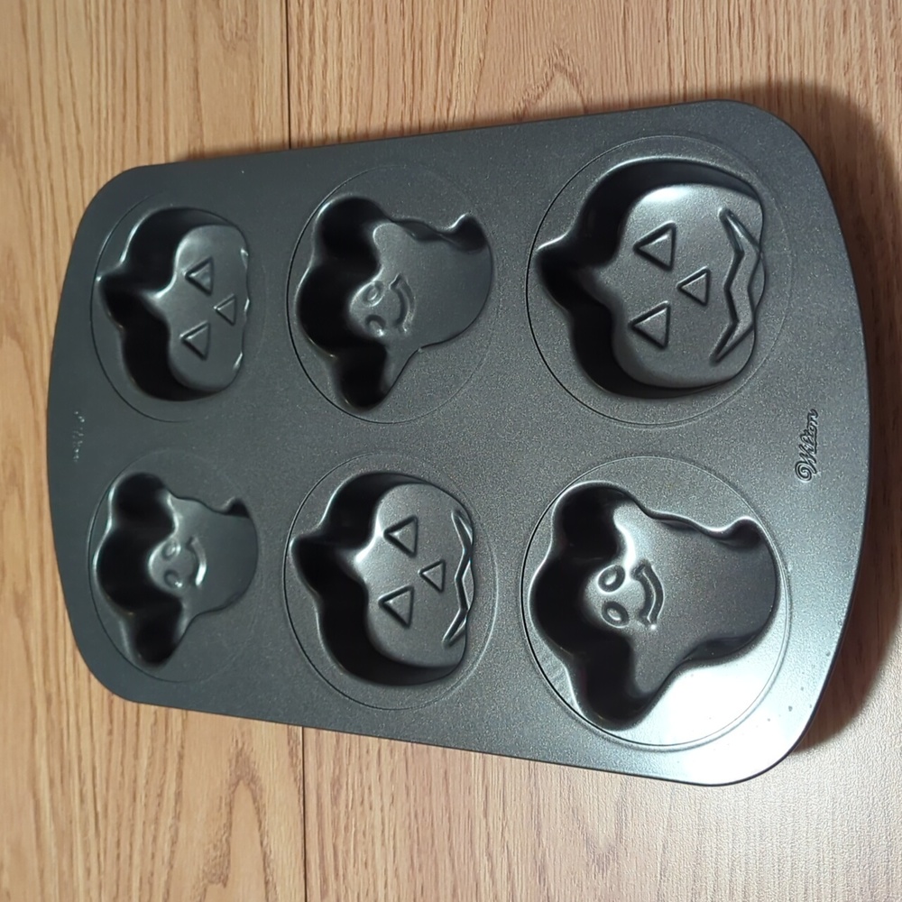 Wilton ghost pumpkin pan